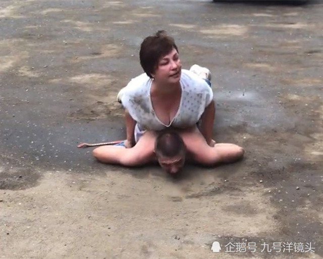 “吃土吧垃圾！”俄罗斯彪悍大妈勇擒年轻小偷，死死压在身下教训辱骂（视频/组图） - 2