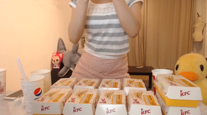 密子君免费宣传肯德基大汉堡,扬言一口气吃完