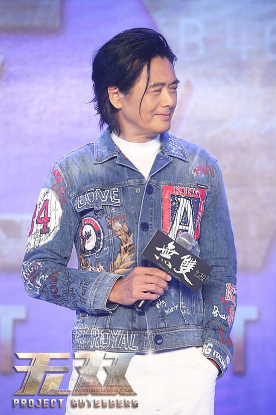 63岁周润发近照，穿牛仔褂留过肩长发，帅气的脸颊不输当年风采
