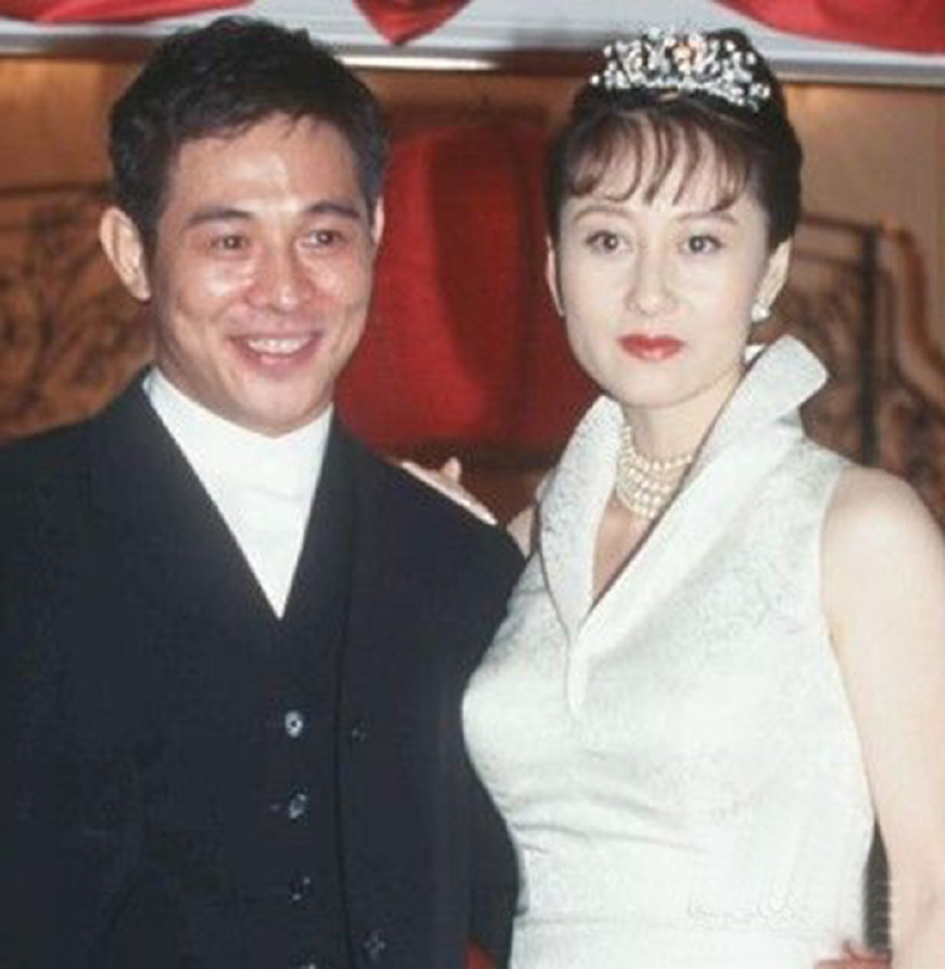 李连杰当年抛弃前妻选择她,如今看年轻时的利智,终于知道为什么