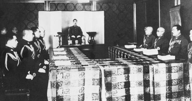 图注:1938年,裕仁天皇主持御前会议.
