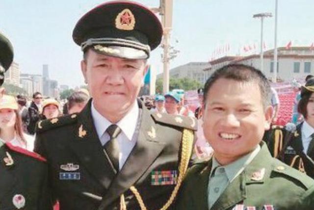 开炮的李云龙是文职?为何肩章有花有五星?其