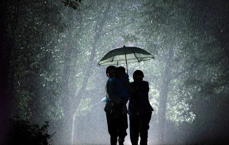 这么美的在雨中为迷路老奶奶撑伞的小姐姐,小伙伴们还