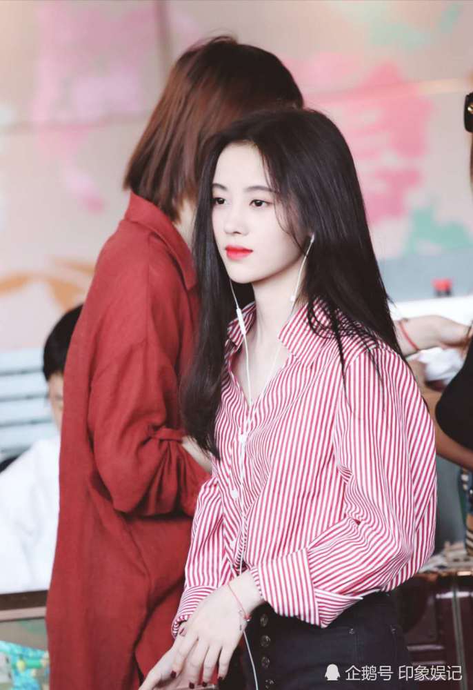 鞠婧祎条纹衬衫搭配紧身裤少女感爆棚,不愧是