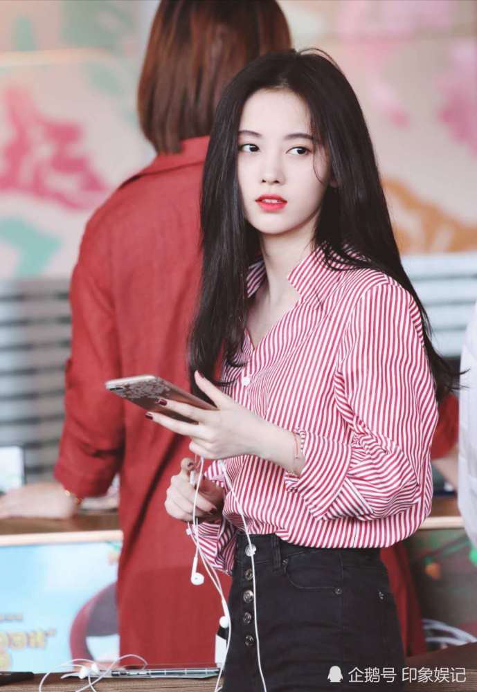 鞠婧祎条纹衬衫搭配紧身裤少女感爆棚,不愧是