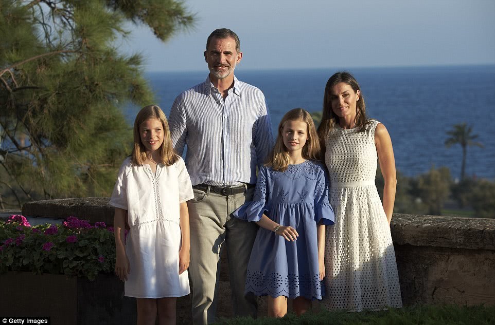 莱蒂齐亚王后靓装迎接客人,与婆婆亲密交流嫌