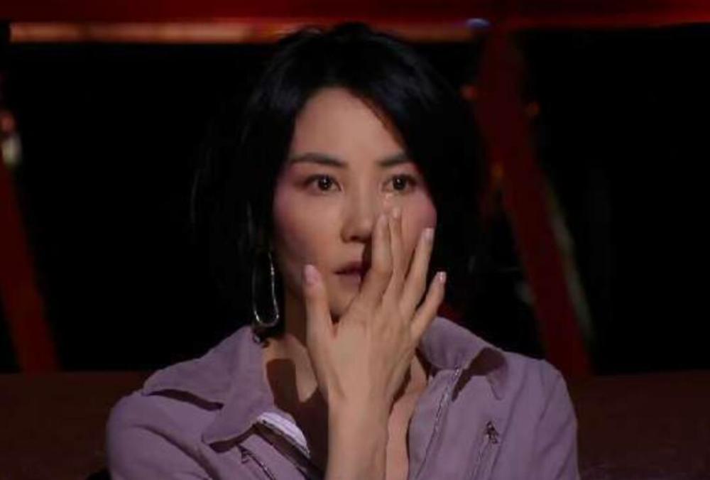 王菲早期综艺双手伸进蜜蜂箱唱歌,临危不乱的