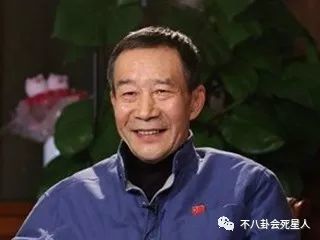 他出道38年拿了33个视帝，领奖时百位艺人起立致敬