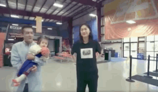 陈冠希女儿第一次给爸爸飞吻，还与老爸击掌，老父亲心都化了
