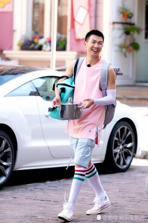 《中餐厅》 赵薇的包贵出天际,王俊凯一身行头