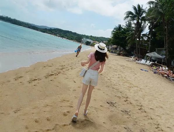 我发现了比白T更显白好看的上衣,谁穿谁先美