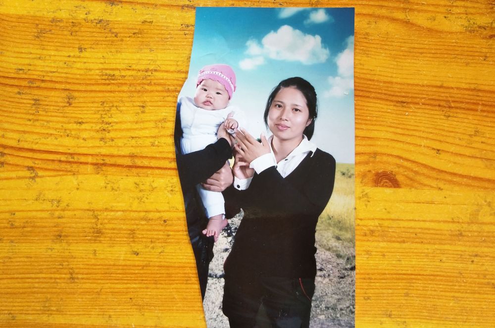 女子未婚先孕嫁穷网友,被抛弃后7岁女儿哭着剪