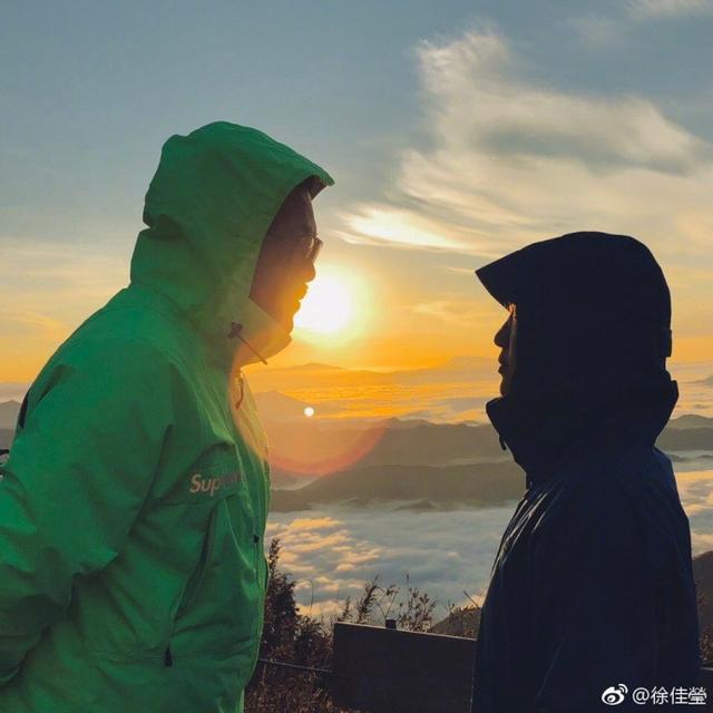 歌手徐佳莹宣布结婚，嫁给大11岁导演，两人曾在金曲奖公开拥吻