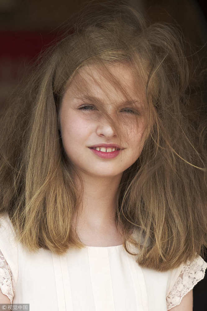 牙国王夫妇偕女儿在海岛度假 莱昂诺尔公主风