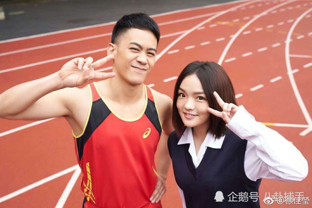 徐佳莹的老公比尔贾是一名导演,为大家所熟知的是音乐人许嵩的mv是