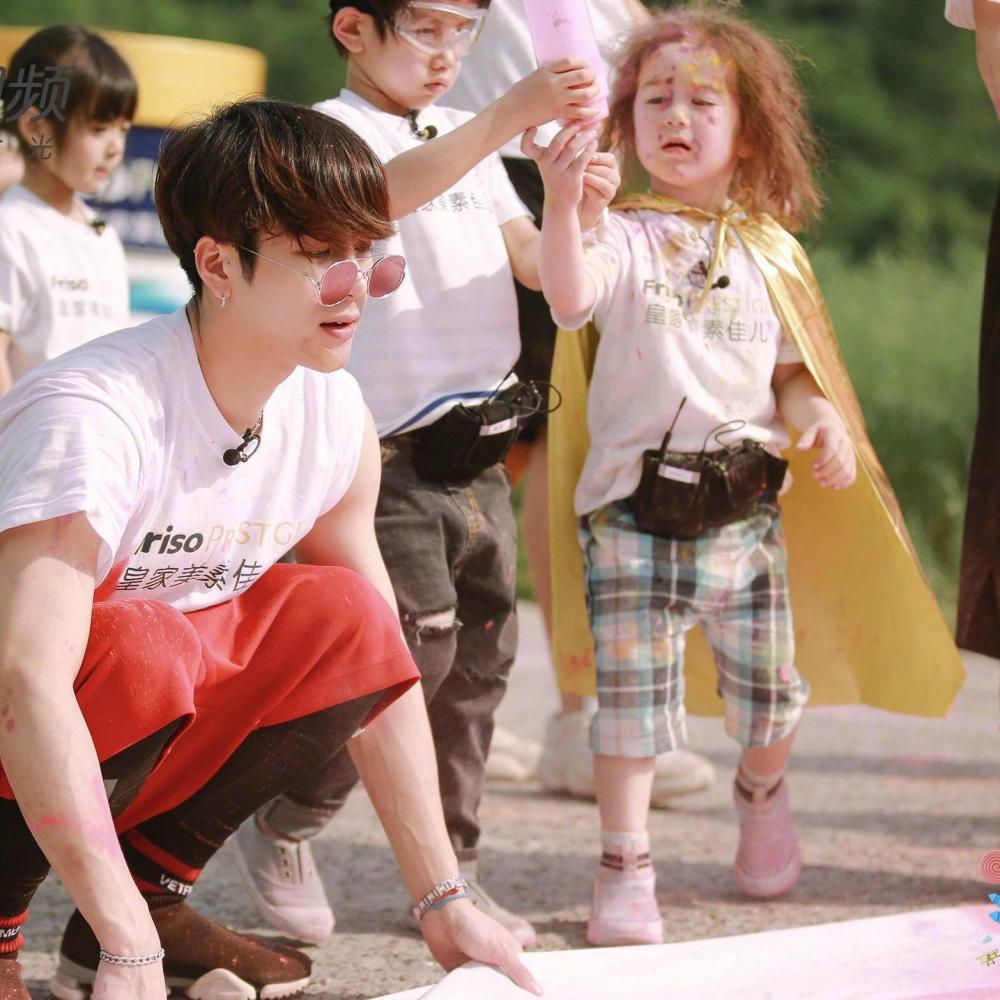 他说唱能力比吴亦凡强,综艺里比鹿晗搞笑,私下