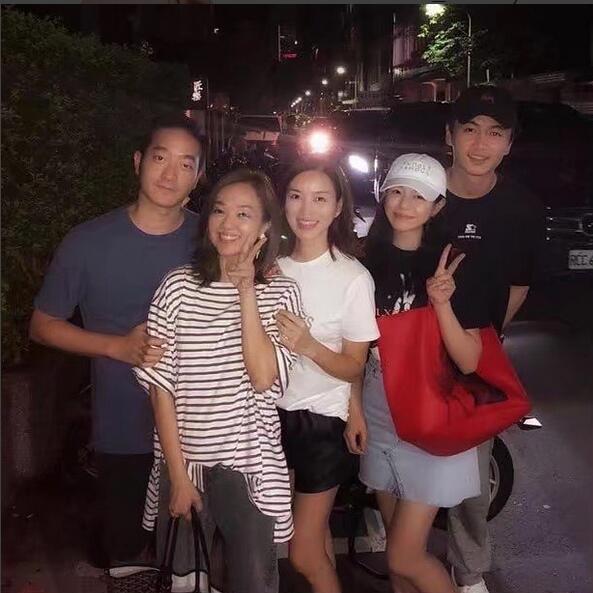陈晓陈妍希穿情侣装与友人聚会，久违同框恩爱十足