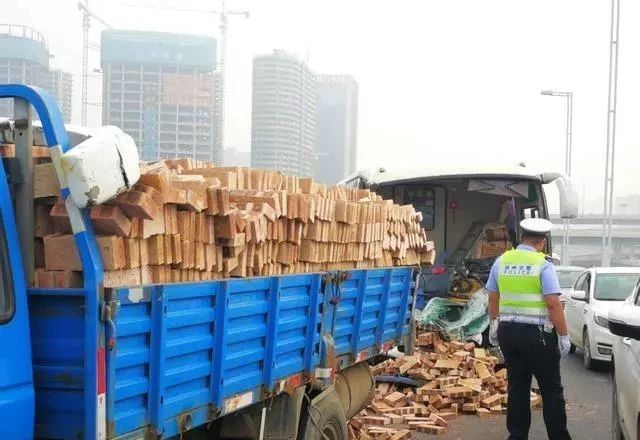 两货车相撞砖头散落一地 受伤人员已被送医