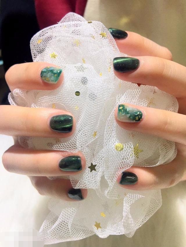 低调显手白的猫眼石美甲系列,自己动手也很简