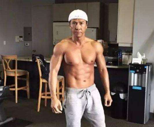 他的肌肉比甄子丹还壮，原本是一名唱跳歌手，现转型成为动作演员