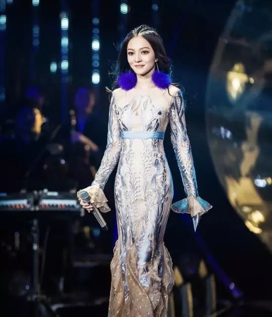 王菲一出山就带起新潮流?超大号耳环了解一下