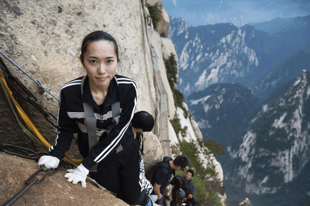 华山长空栈道男子跳崖,遗体已找到,家属痛心万分