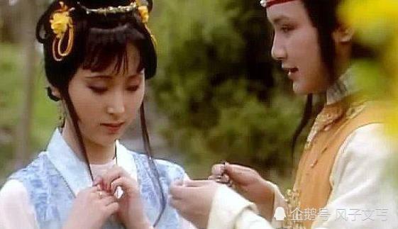 看见薛宝钗替林黛玉拢头发,贾宝玉为何心中略