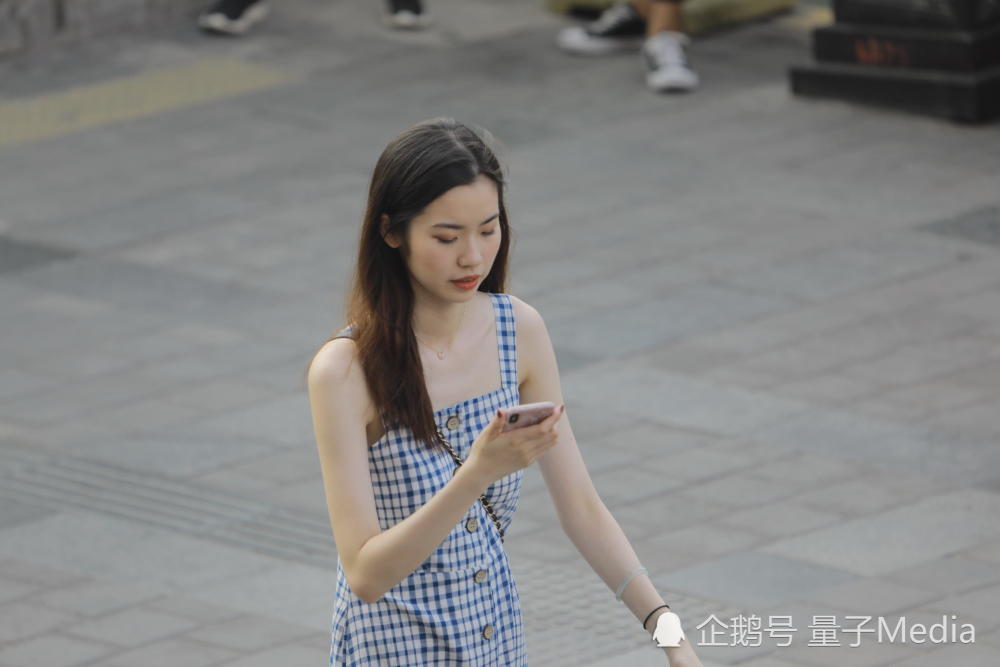 西安持续高温 钟楼街头美女露香肩美腿清凉出行
