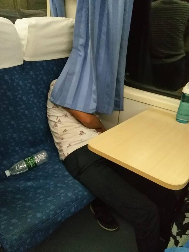 火车上的这些奇葩睡姿和温暖画面你还记得吗?
