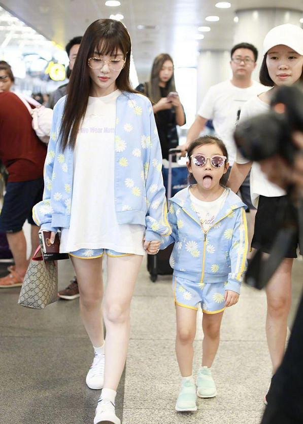 李小璐最新消息介绍,现身低调机场,衣衫不整不