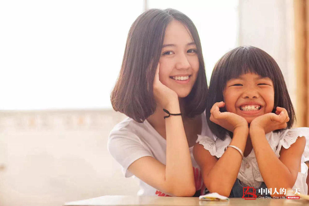 中国人的一天:美女留学生在时代广场募捐 带外