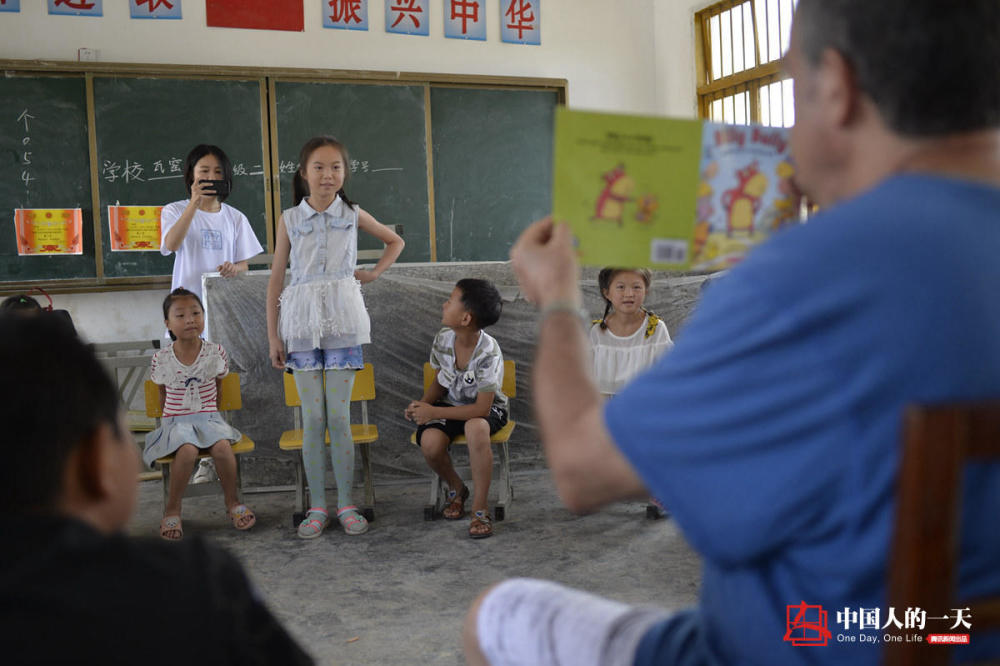 中国人的一天:美女留学生在时代广场募捐 带外