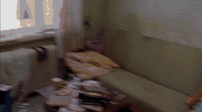 舅妈霸占了她的房子,把她赶到了一个刚死过人的破房子里.