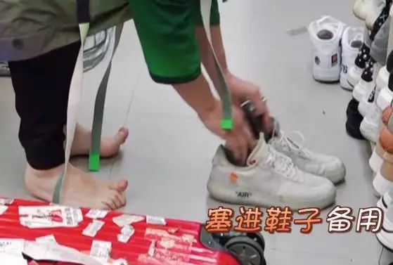 男生一只手解女生内衣_女生两只手男生一只手(3)