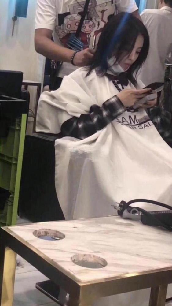 网友偶遇杨超越在理发店接头发，路人镜头下的她颜值还是很能打