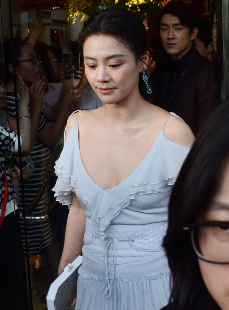 低胸礼服的未修图照片曝光,如此性感的衣服只可惜马思纯胸平无料可秀