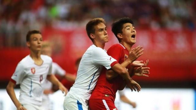 足任人欺?外卖小哥要向国足下战书,千万年薪队