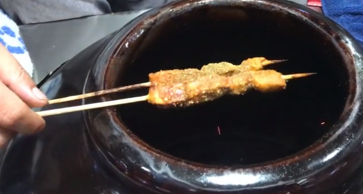 小伙用大瓦缸烤五花肉串,只卖2元一串,味道好手法奇特,买的人非常火爆