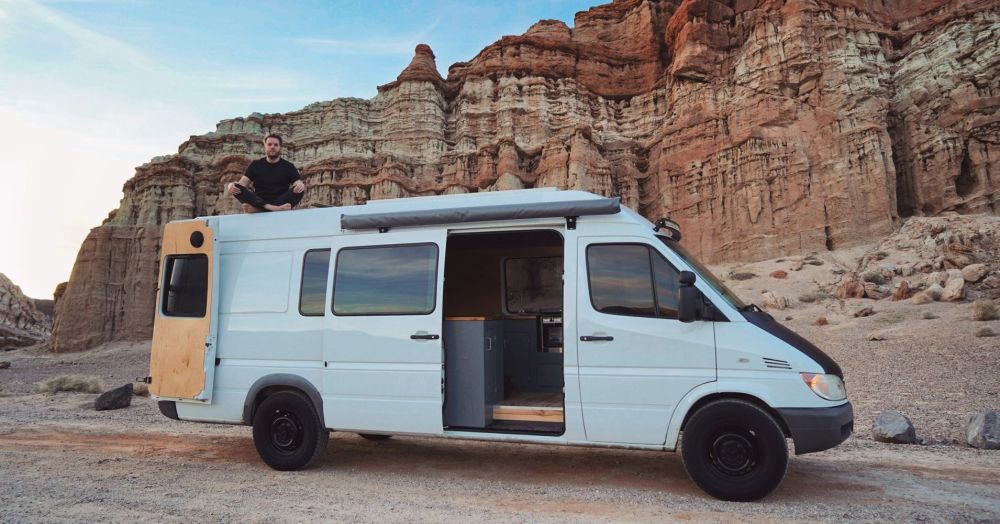 29岁小伙和女友开面包车周游美国 还赚了137