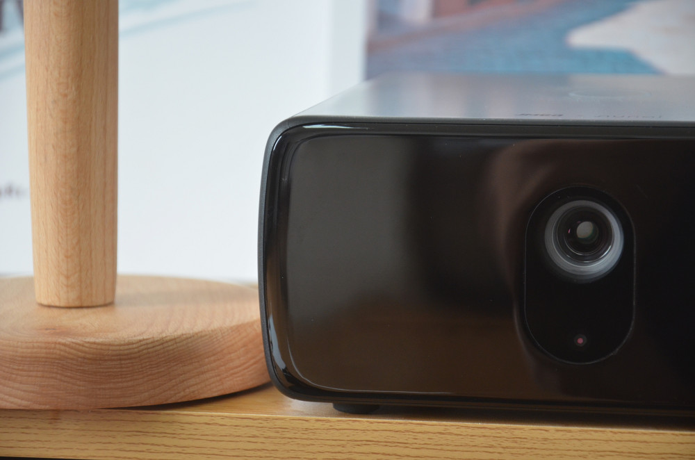 坚果新品评测:搭载NUNAI系统,1080P高清分辨