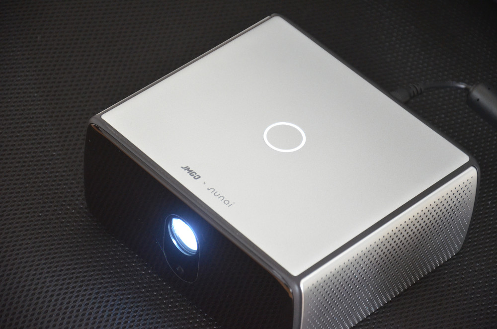 坚果新品评测:搭载NUNAI系统,1080P高清分辨