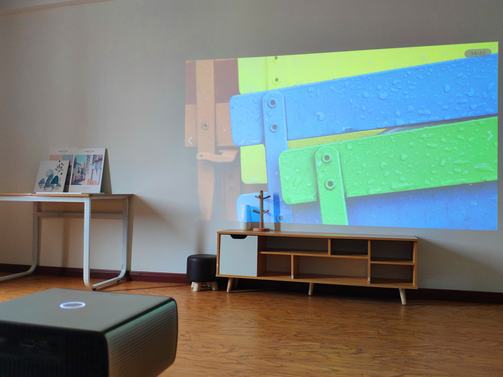 坚果新品评测:搭载NUNAI系统,1080P高清分辨