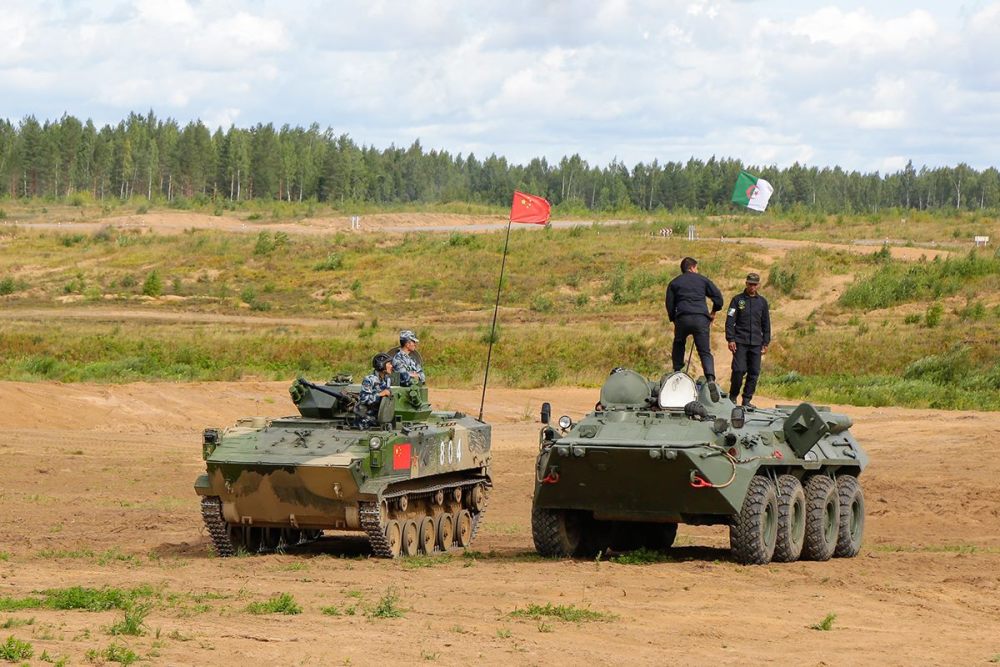 中国伞兵战车与俄罗斯btr轮式装甲车