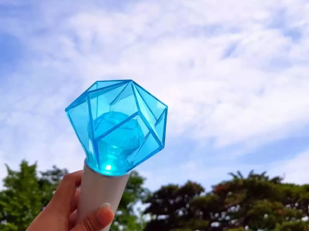钻石灯是shinee的官方应援棒,是印着shinee官方logo的薄荷色应援棒.