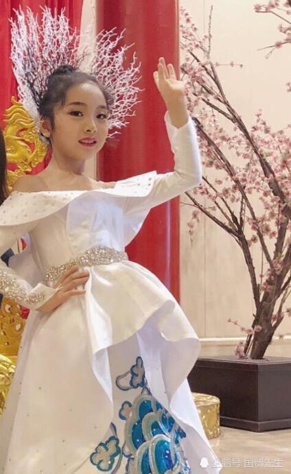 范冰冰的堂妹范朵朵近照 礼服出镜星范儿十足