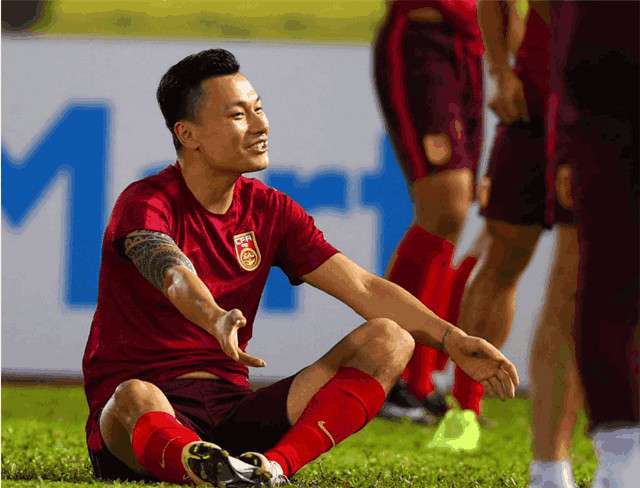 国足战胜日本之后又赢了韩国,主教练着姿势帅