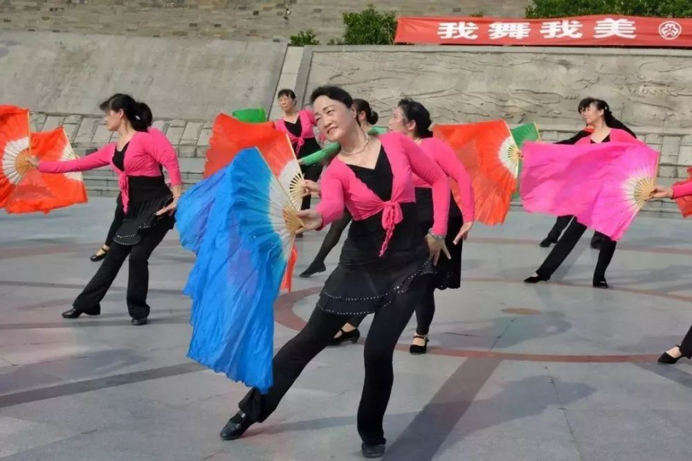 但是我真的想采访各位大爷大妈一句 你们是要重新定义中国广场舞吗?