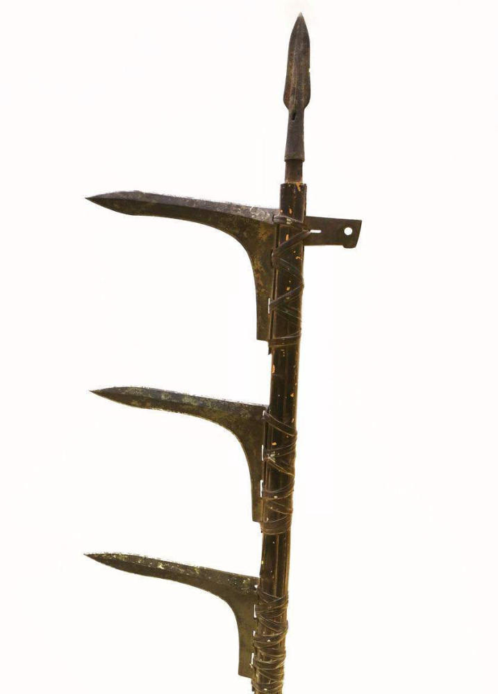 在春秋战国时期,有一款戈和矛的相结合的衍生品叫三戈戟,一矛三戈都是