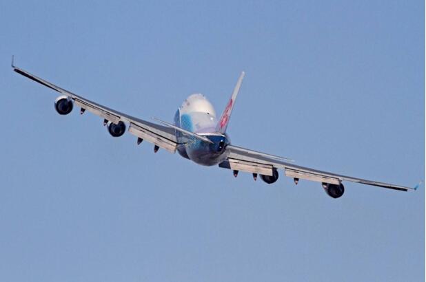 岛内两大航空公司删去中华民国,网民看法两极