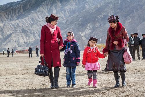 中国最特殊的边境县城:直接接壤3个国家,走路